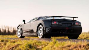 Чёрный суперкар Bugatti EB110 GT 1993 года выпуска