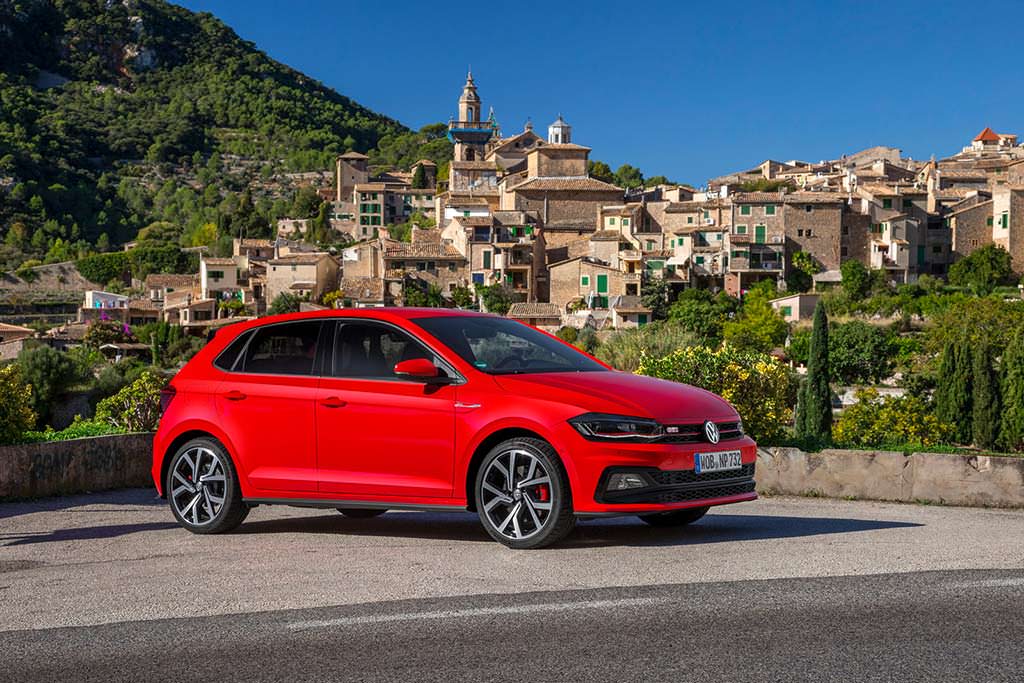 Красный Volkswagen Polo GTI 2018