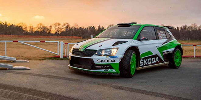 Ралли-такси Skoda Fabia R5 поздравляет с Рождеством | видео