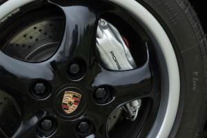 Чёрные колёса Porsche 993 Turbo Cabriolet 1995 года