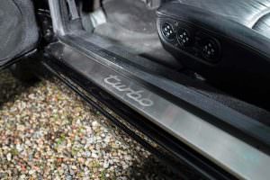 Дверные пороги с надписью Turbo в Porsche 993 Turbo Cabriolet