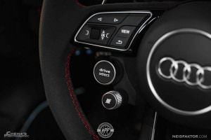 Спортивный руль с кнопками в Audi RS3 Sedan