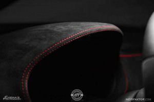 Контрастная красная строчка в салоне Audi RS3 Sedan