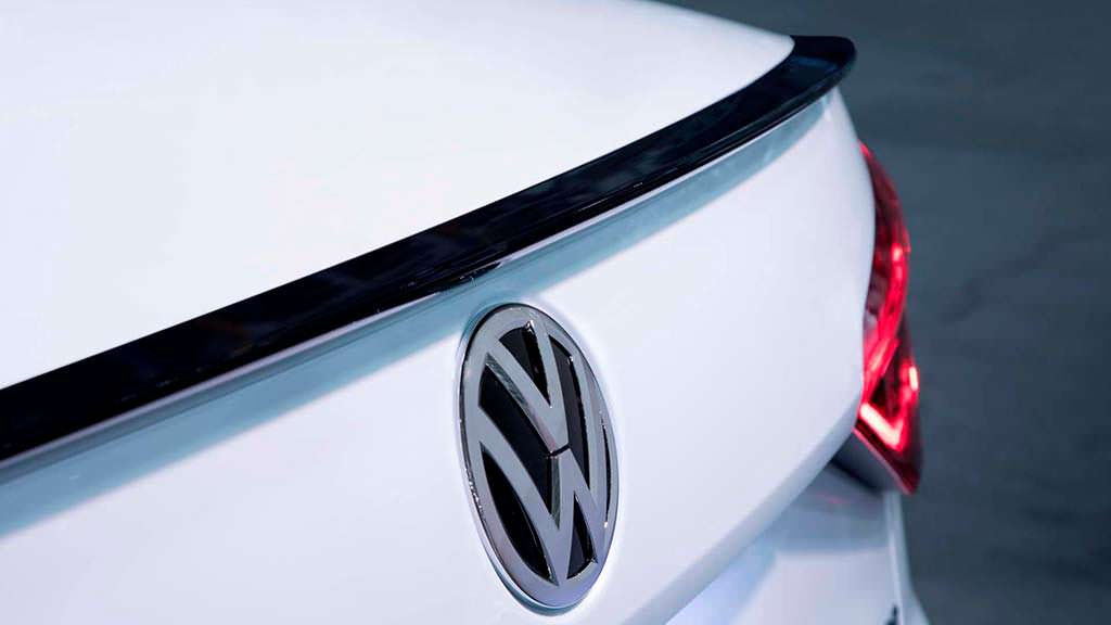 Чёрный спойлер на багажнике Volkswagen Passat GT 2018