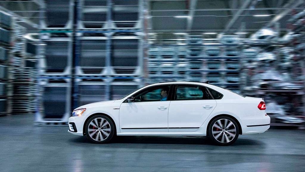 Белый Volkswagen Passat GT 2018
