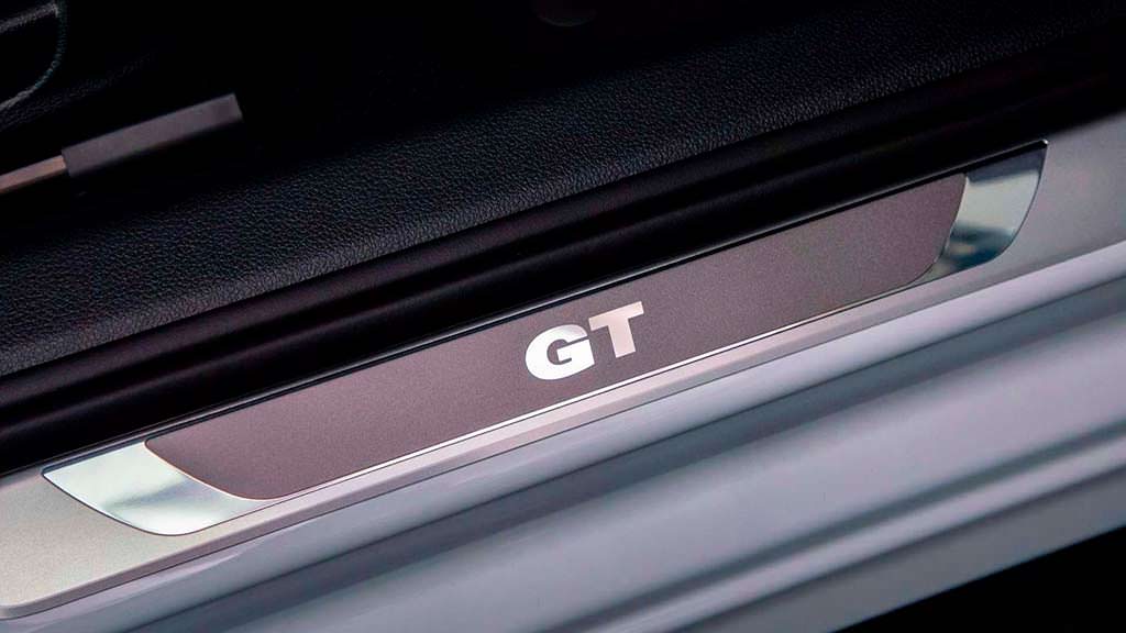 Накладки на пороги с надписью GT для Volkswagen Passat GT 2018