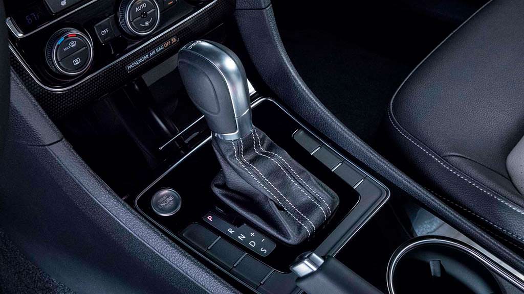 Ручка КПП в салоне Volkswagen Passat GT 2018