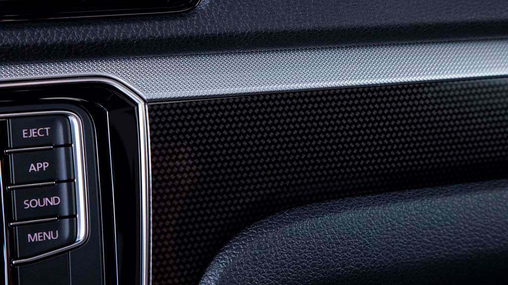 Вставки из углеродного волокна в салоне Volkswagen Passat GT