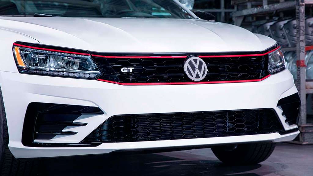 Чёрная радиаторная решетка с красной полосой для VW Passat GT