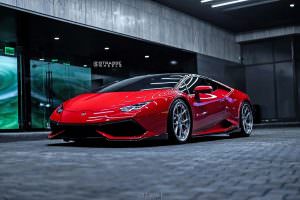 Красный Lamborghini Huracan на дисках Strasse Wheels