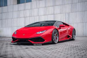 Красный Lamborghini Huracan Rosso Corsa на дисках Strasse