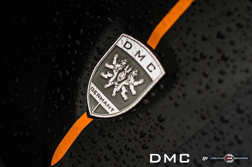 Логотип DMC на капоте Lamborghini Aventador
