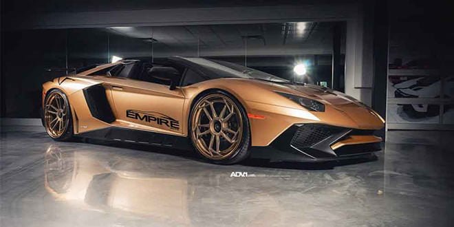 Золотой Lamborghini Aventador SV Roadster | фото
