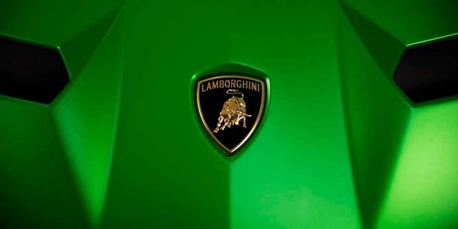Топовый Lamborghini Aventador SVJ на тизере перед показом