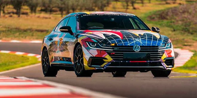 Стажеры Фольксваген сделали самый мощный и быстрый стильный купеобразный седан Volkswagen Arteon в облике концепта ART3on. Стандартный двигатель 2.0 TSI остался, но его мощность выросла 483 л.с. Полный привод 4Motion, коробка DSG. Разгон до 100 км/ч за 3,9-секунды, графика кузова от KADE. Автомобиль на фото.