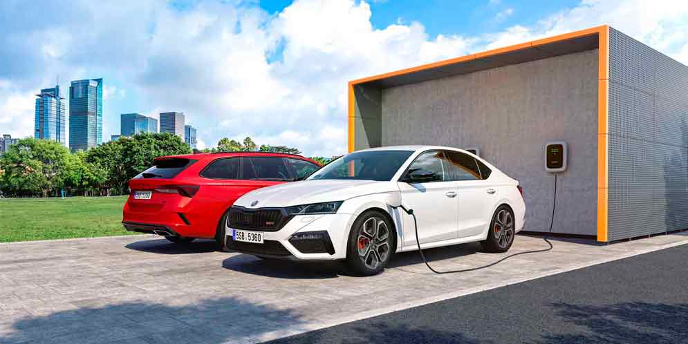 Спортивный гибрид Skoda Octavia RS iV рассекречен официально | фото