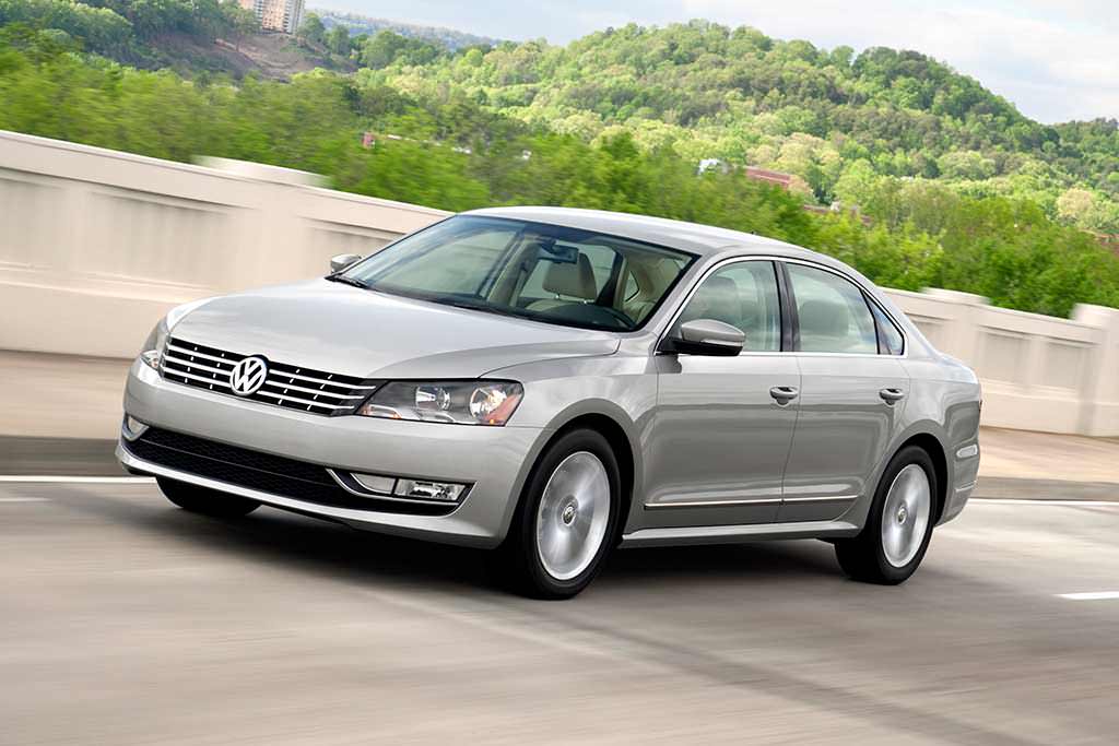 Новый Volkswagen Passat SE 3.6L 2012. Цена в США $26 765 (с учётом инфляции $28 309,04)