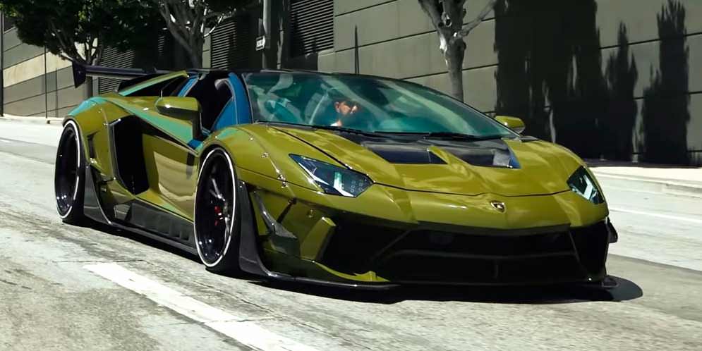 Lamborghini Aventador в обвесе Liverty Walk и милитари-цвете | фото