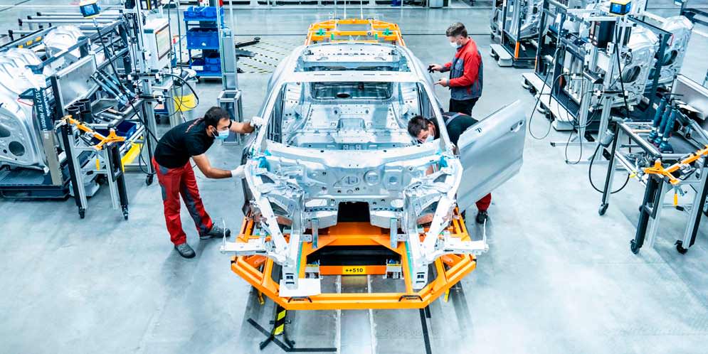 Мелкосерийное производство Audi e-tron GT развернули рядом с R8