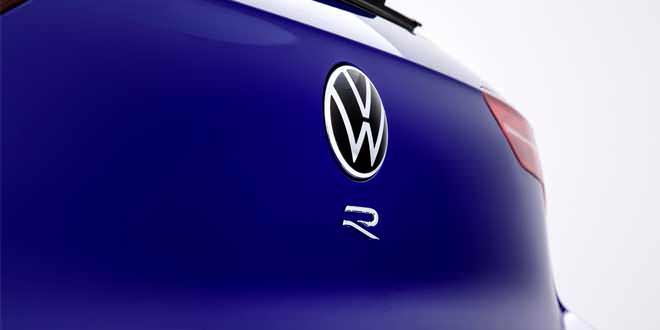 Volkswagen дразнит новым Golf R VIII на первом тизере