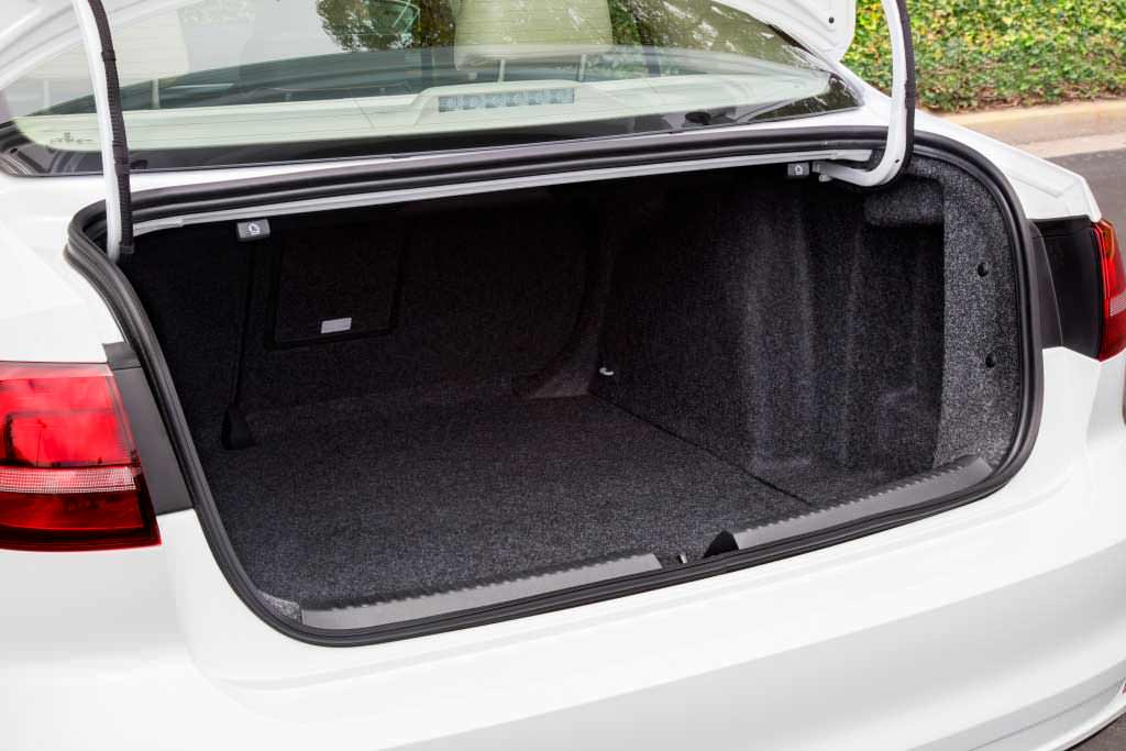 Багажник Volkswagen Jetta 2015 года