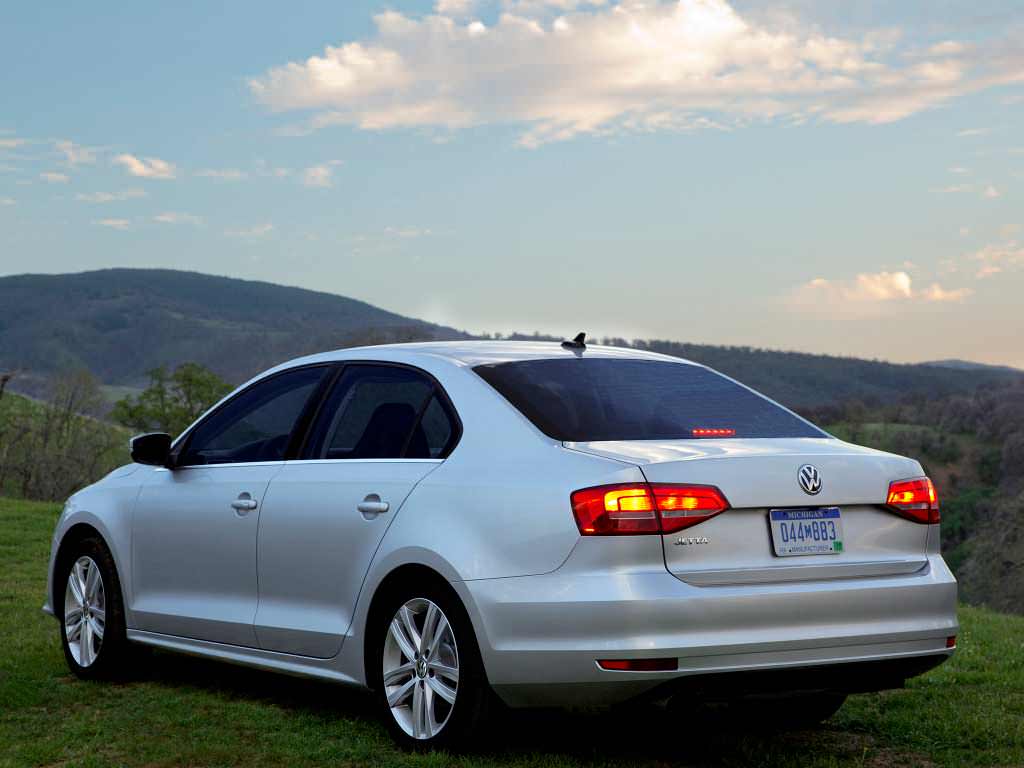 Серебристая Volkswagen Jetta. Рестайлинг 2015 года