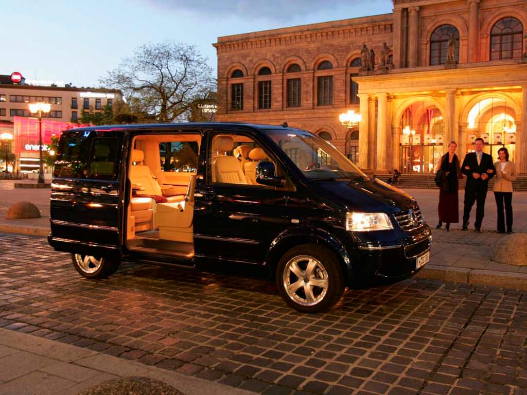 Чёрный Volkswagen Multivan Business T5