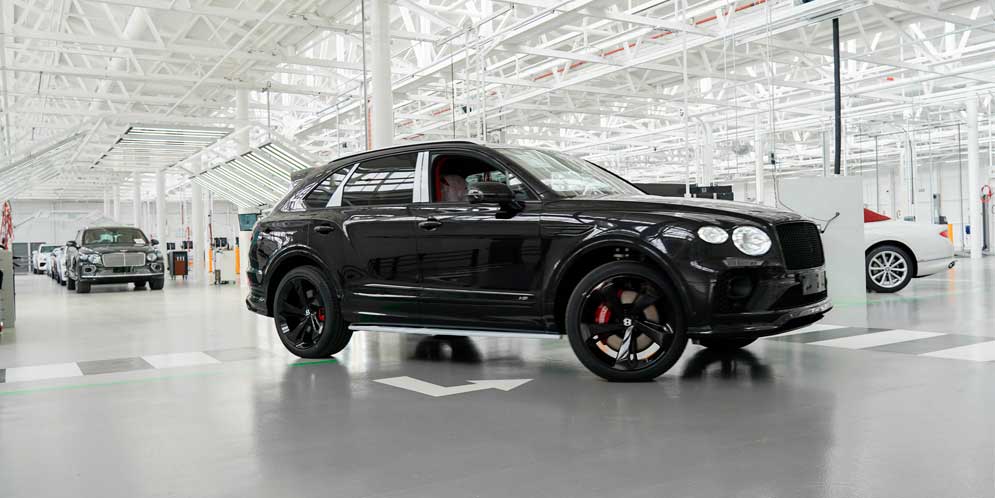 Новый завод Bentley выпустил свой первый автомобиль
