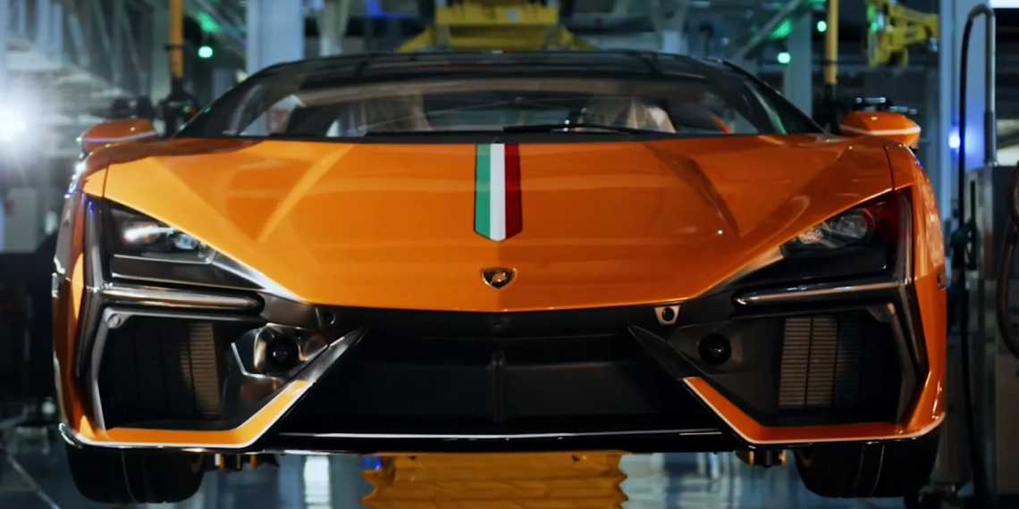 Lamborghini показала процес виробництва Revuelto на заводі в Італії