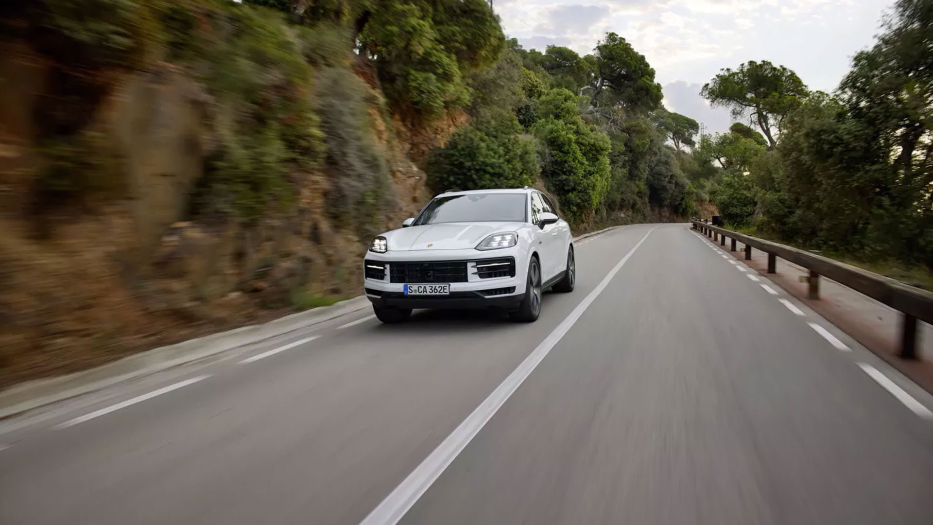 Porsche выпустила новый Cayenne S E-Hybrid стоимостью от $100 000