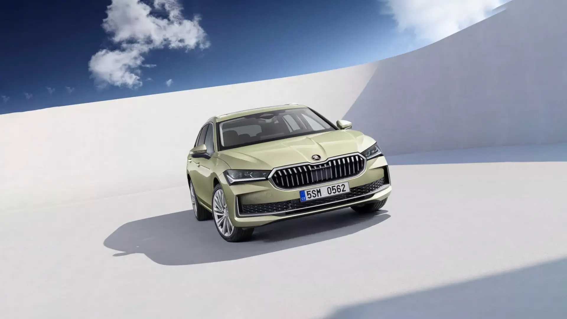 Новая Skoda Superb четвёртого поколения показана официально