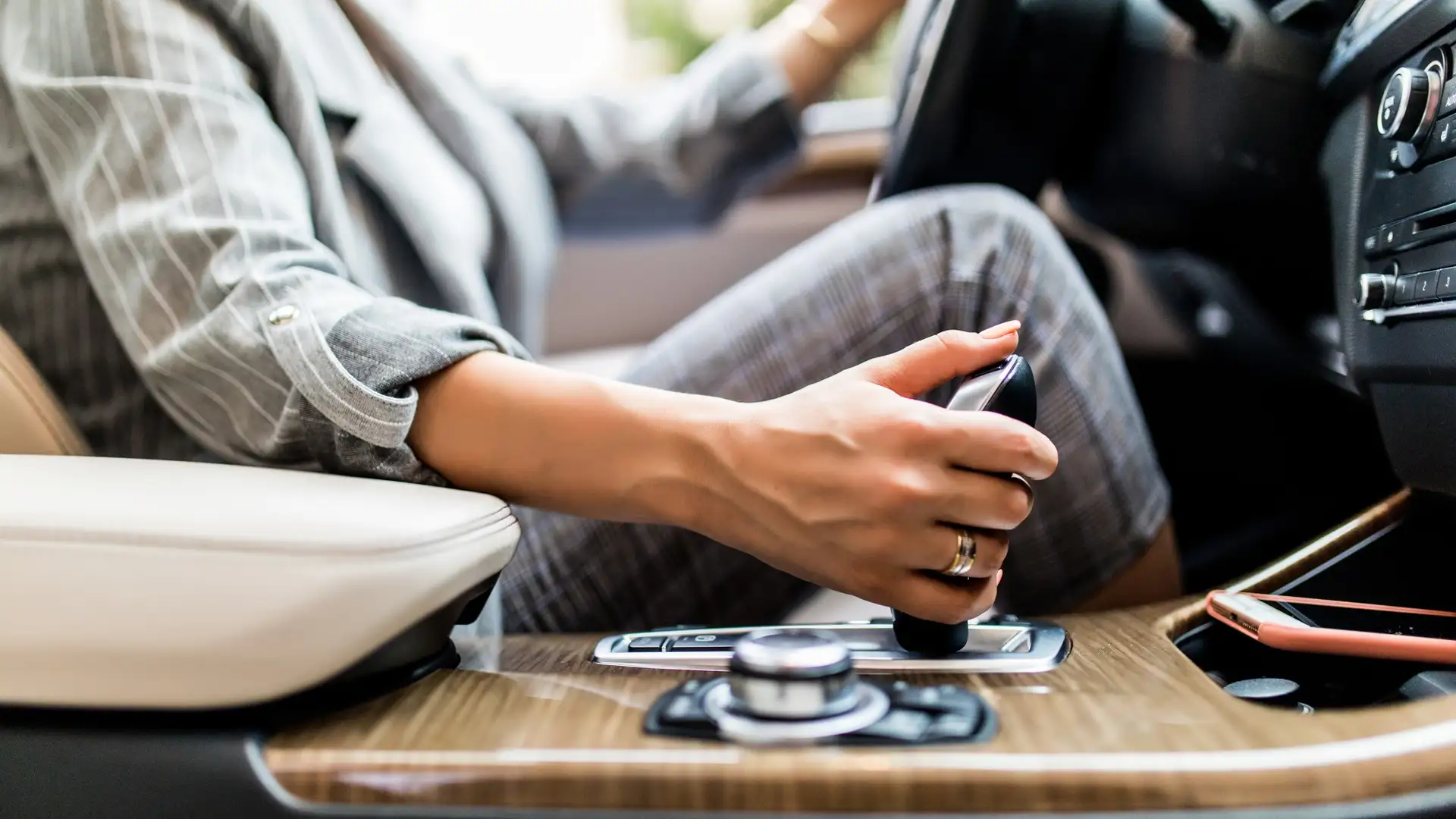 Перестали перемикатися передачі на авто: де шукати проблему?