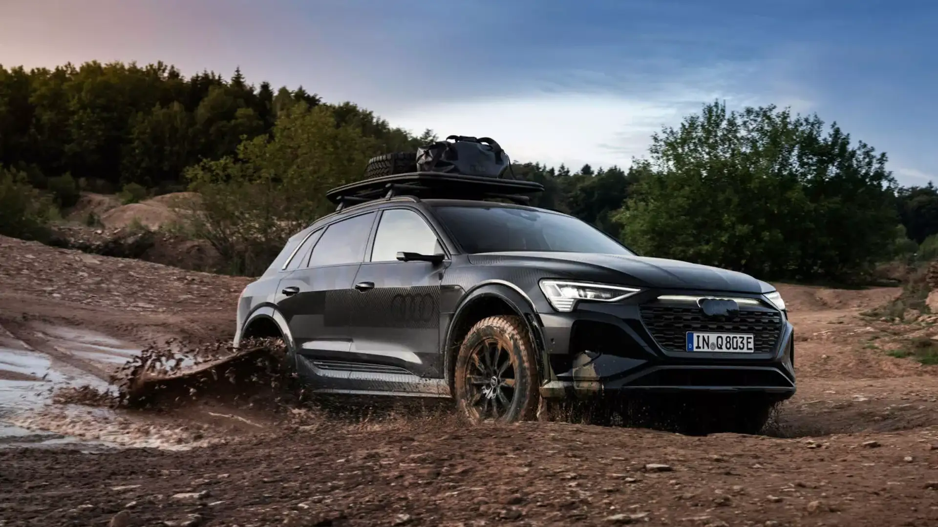 Audi Q8 E-Tron отримав здібну до бездоріжжя версію Dakar, але дорого: від €120 000