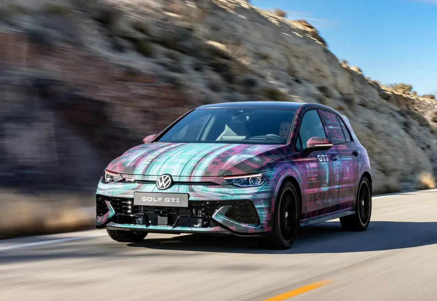 Рестайлинг Volkswagen Golf GTI 2025 года показали в камуфляже на выставке CES