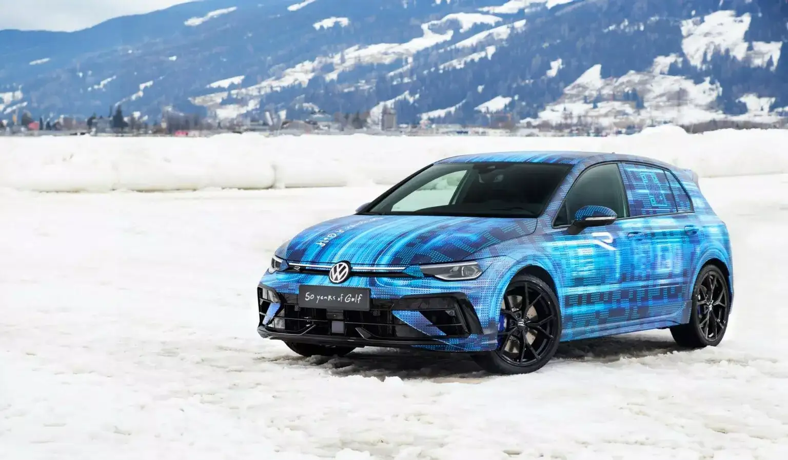 Камуфляжний Volkswagen Golf R 2025 року тестують в Альпах. Прем'єра вже скоро