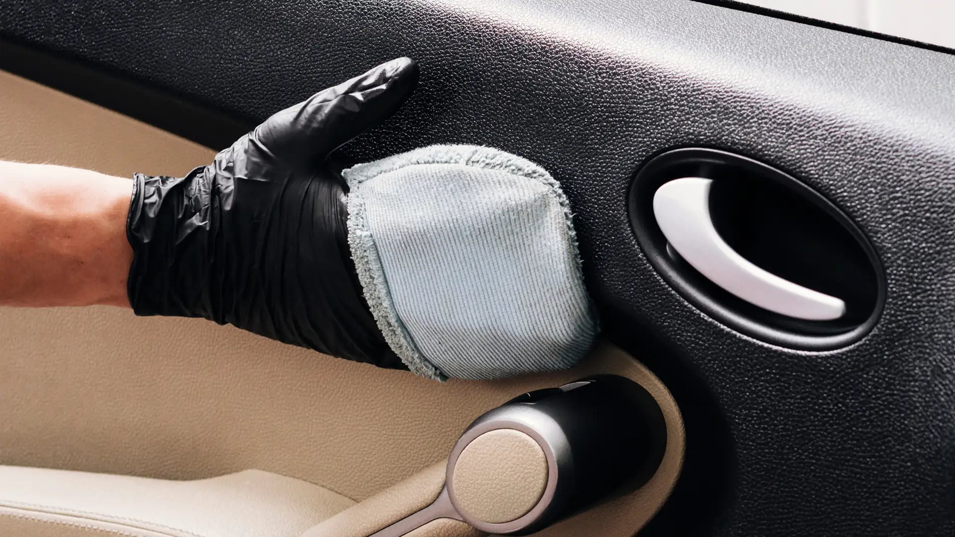 Уход за автомобильным пластиком и кожей с решениями FreshGlow