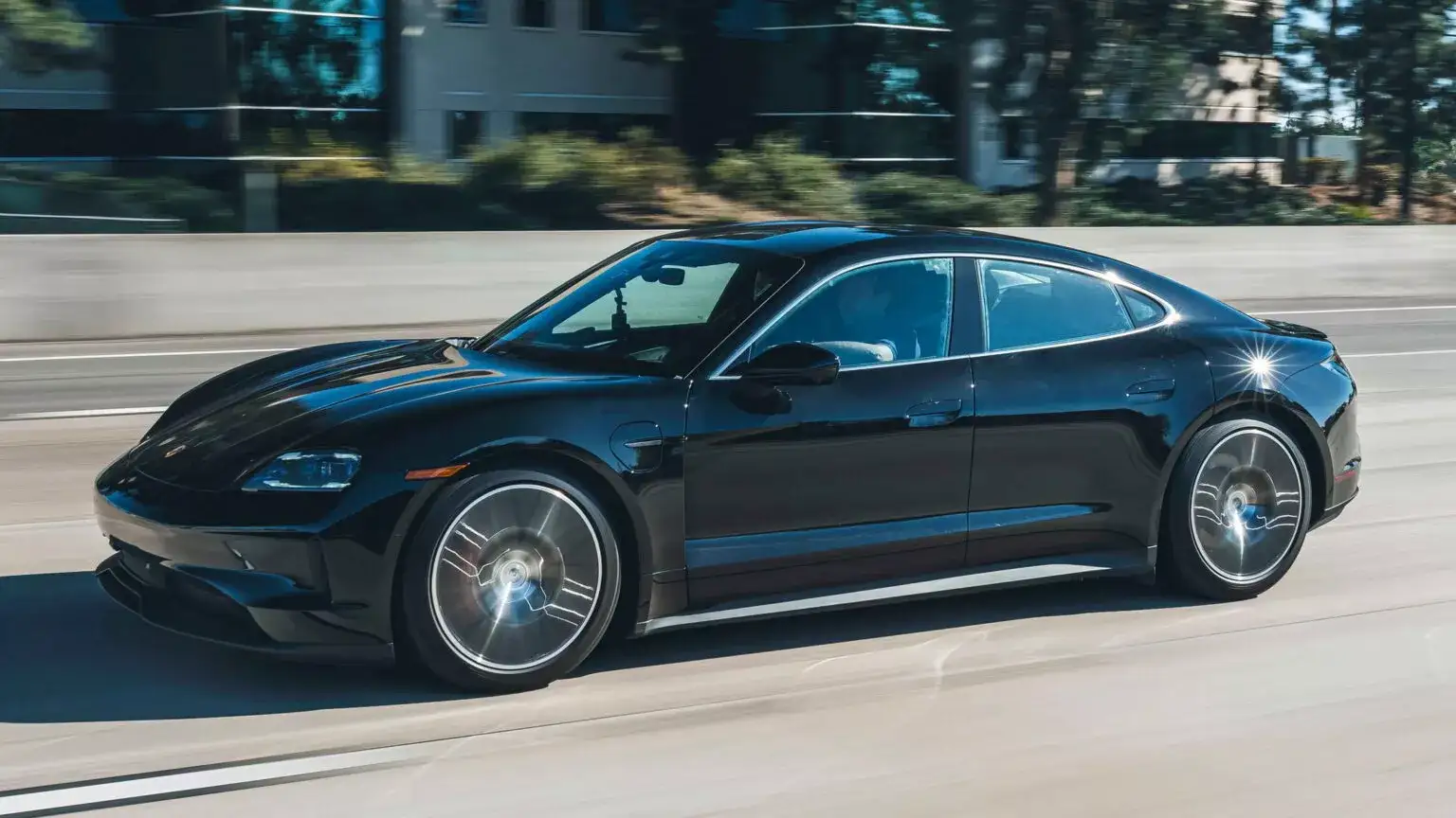 Новий Porsche Taycan долатиме на одній зарядці понад 580 км