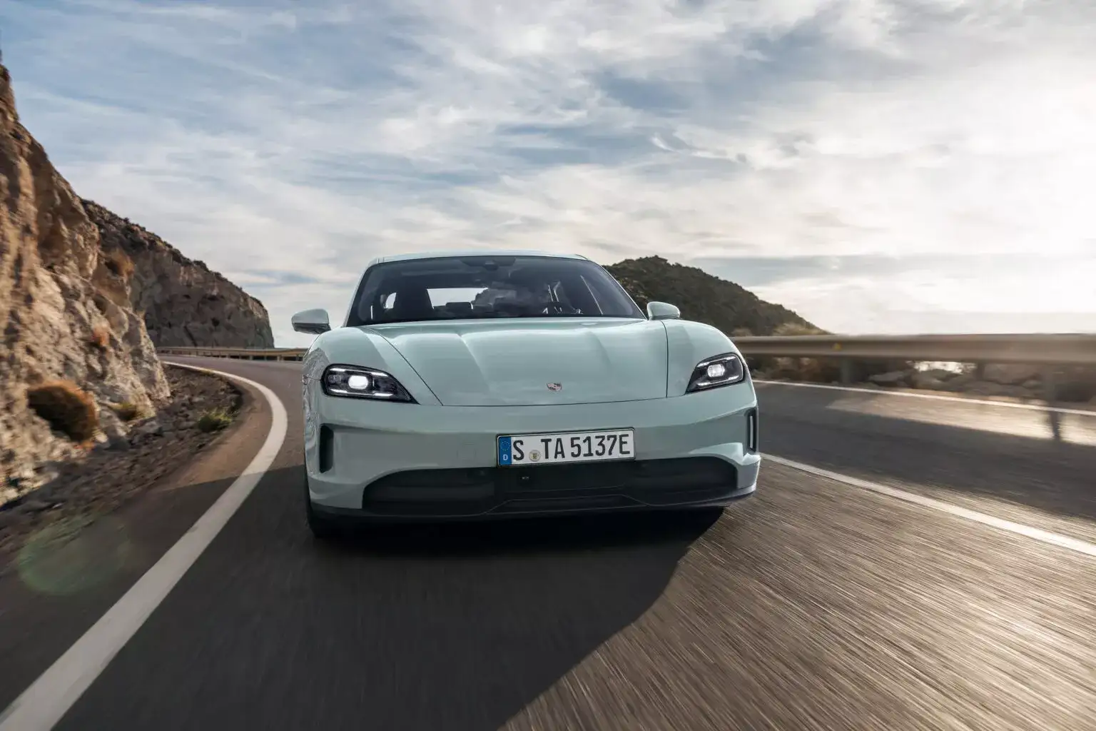 Porsche Taycan зробили рестайлінг. Це найшвидше і найпотужніше авто компанії