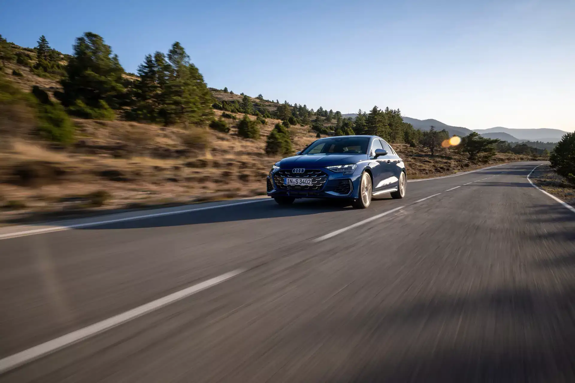 Новая Audi S3 2025 года получила больше можности и технологии RS3