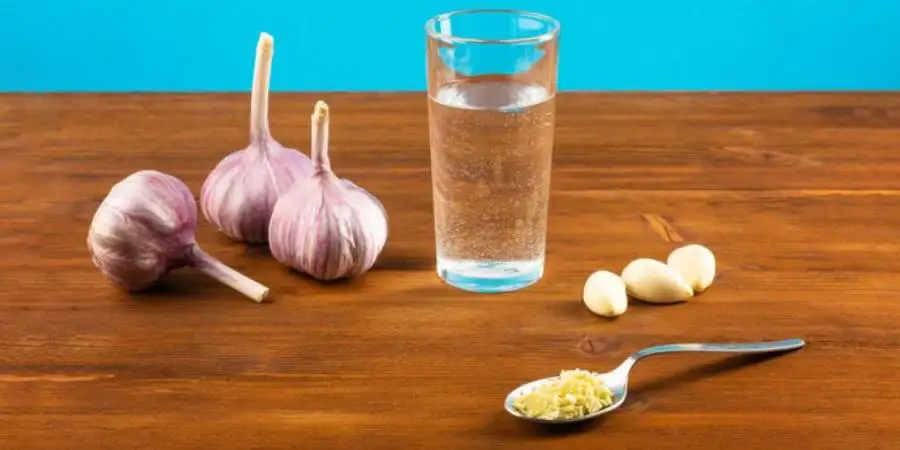 Чесночная вода: способы приготовления и как пить