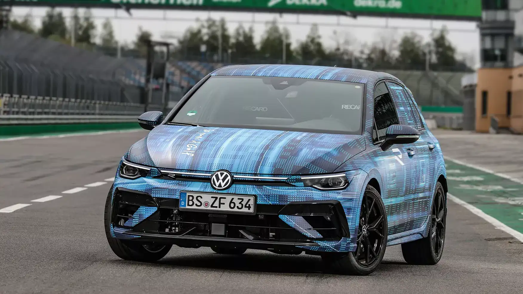 Новий VW Golf R 2025 року позбувся від ручної коробки