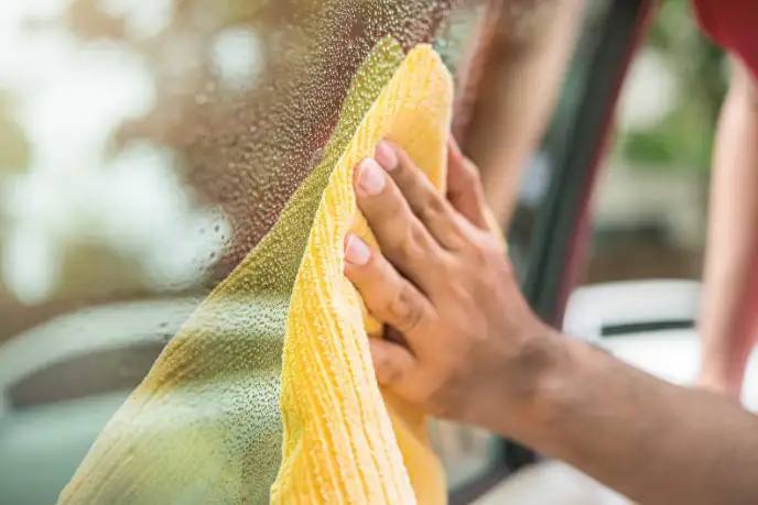 як прибрати жирні плями з лобового скла