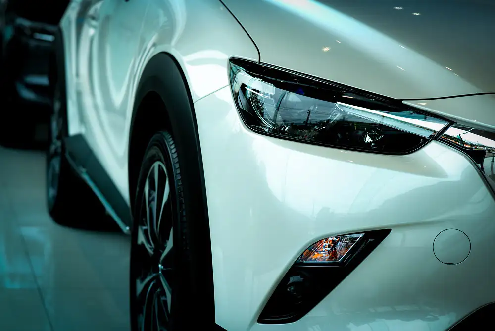 Чому важливо регулярно перевіряти та замінювати передні фари автомобіля?