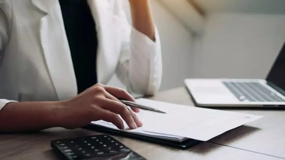 Хто відповідає за дані в декларації: відправник чи брокер?