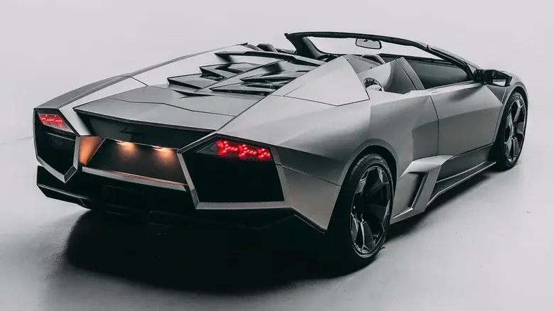 Вид сзади сбоку на коллекционный суперкар Lamborghini Reventon Roadster с двигателем V12.