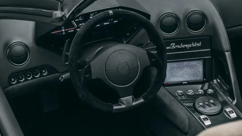 Авиационная цифровая приборная панель и рулевое колесо суперкара Lamborghini Reventon Roadster.