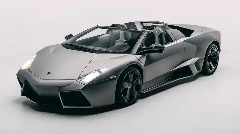 Экстерьер редчайшего гиперкара Lamborghini Reventon Roadster с дизайном в стиле истребителя F-22.